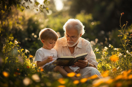 Un grand-père assis dans un jardin fleuri lit un livre à son jeune petit-fils, tous deux absorbés par le récit.